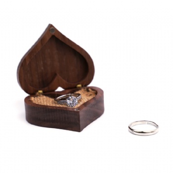  Black walnut solid wood love ring box mini jewelry box Ins style wood box accessories wood packaging box	