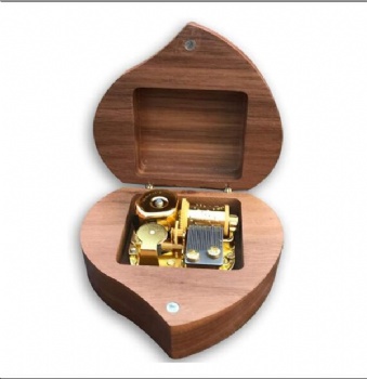  Walnut Wooden Heart Shape Music Box with Sankyo Musical Movement	