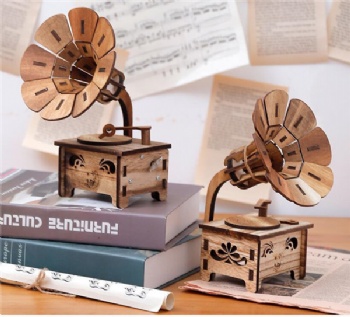  Wooden Music Box Gramophone Shape Melody Box Vintage Musical Toy Figurine DIY Phonograph Statue Model for Home Office Desktop Decor (Random Music)	