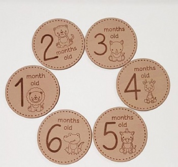  Custom engraved wooden baby milestone card for baby gifts	